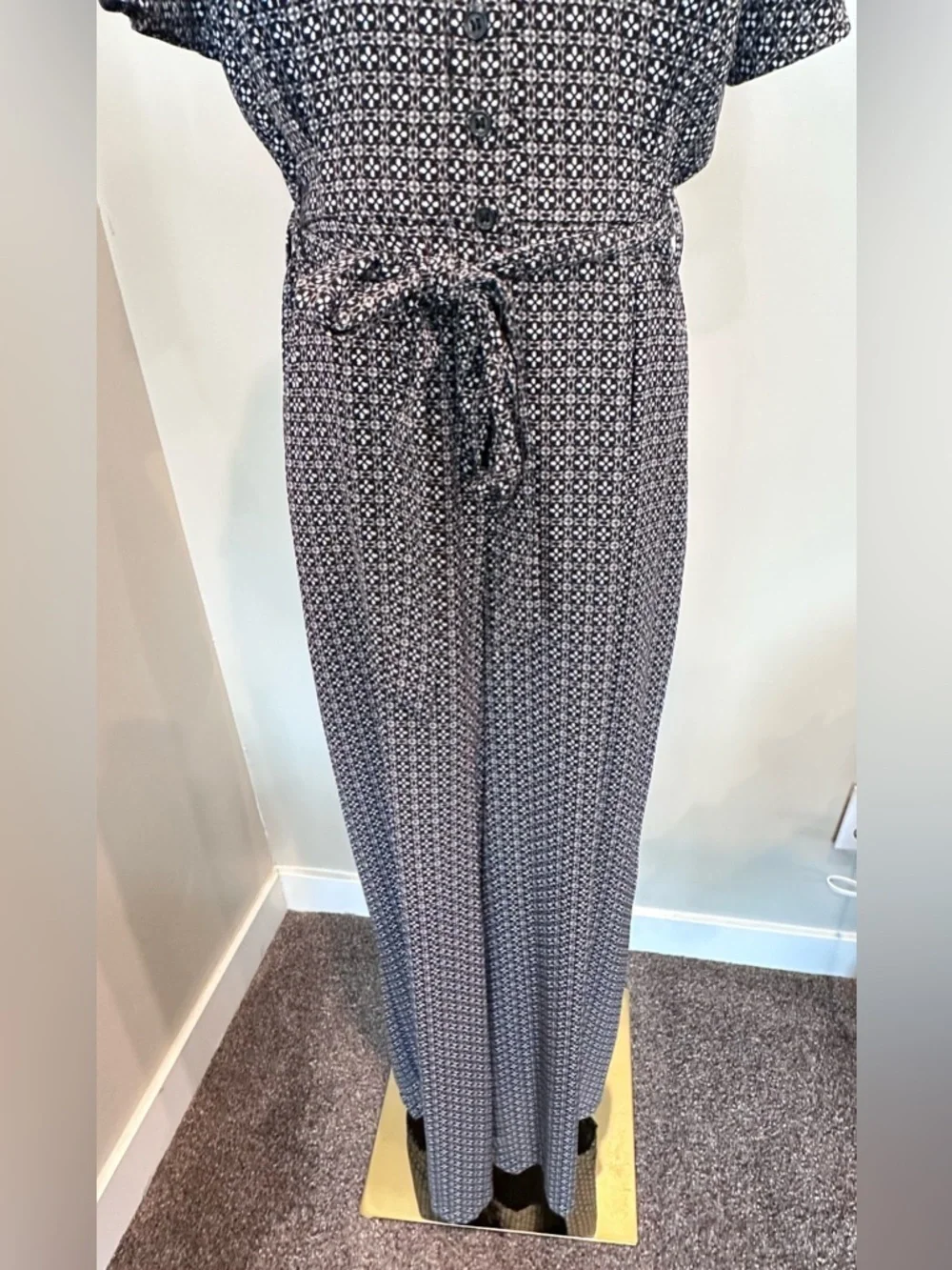 Max Studio Black & White Geometric Spot Print V-Neck Tie Waist Jumpsuit M - Picture 2 of 7